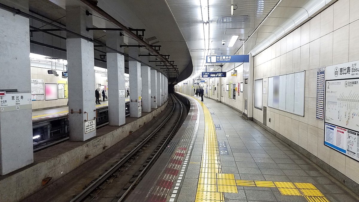Ebisu Station (Tokyo Metro Hibiya Line) platform